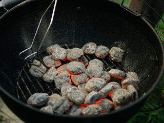 houtskoolbarbecue aansteken