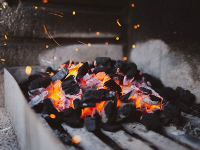 Wat is het verschil tussen houtskool en briketten?