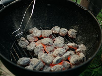 Hoe een houtskoolbarbecue aansteken?