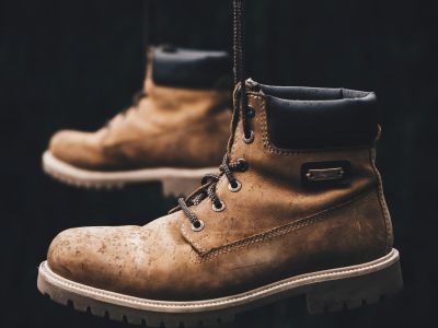 Hoe maak ik wandelschoenen schoon?