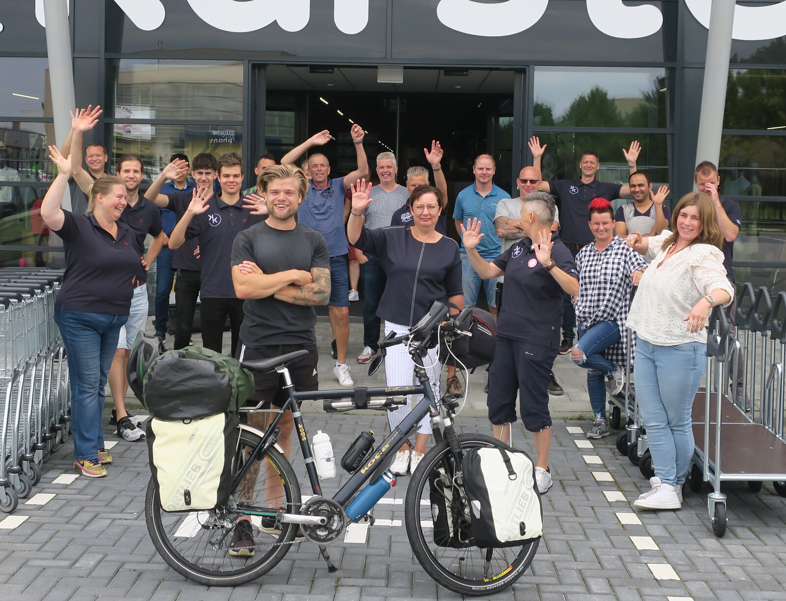 joost met z'n fiets voor de karsten travelstore